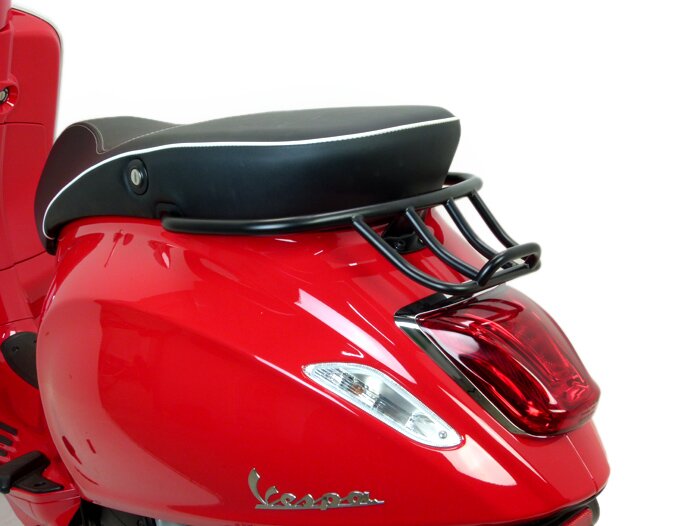 Galinė bagažinė -MOTO NOSTRA, su griebtuvu- Vespa Primavera 50 (ZAPC53100, ZAPC53200), Vespa Primavera 125 (ZAPM81100), Vespa Primavera 150 (ZAPM81200), Vespa Sprint 51 (351,51) Sprint 125 (RP8M82111, ZAPM81300, ZAPM81301) – matinė juoda