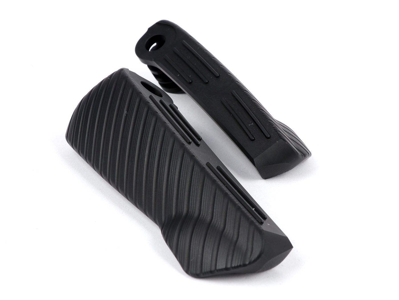 Kojų kaiščių pora -MOTO NOSTRA, CNC, juodas kilimėlis- Vespa GT, GTL, GTS 125-300, GTV